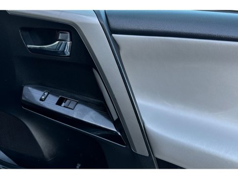 Used 2016 Toyota RAV4 Limited image 18