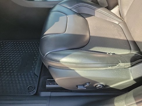 Used 2019 Jeep Cherokee Latitude Plus w/ Cold Weather Group image 8