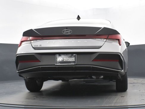 Used 2025 Hyundai Elantra SE image 24