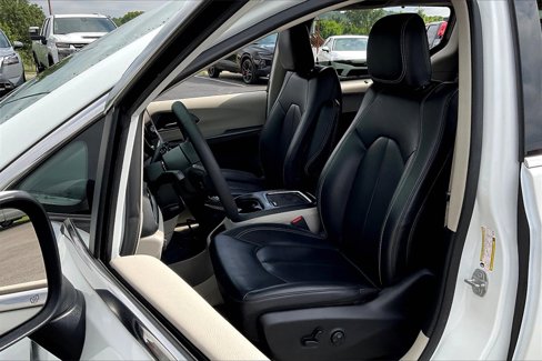 Used 2023 Chrysler Pacifica Touring-L image 19