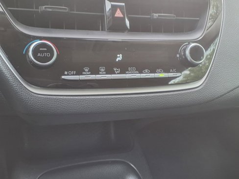 Used 2022 Toyota Corolla LE image 19