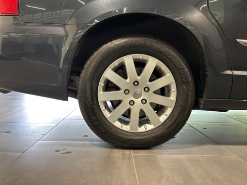 Used 2014 Chrysler Town & Country Touring image 38