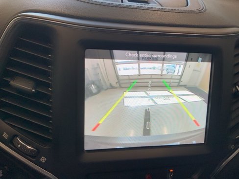 Used 2022 Jeep Cherokee Latitude Lux w/ Mopar Interior Package image 2
