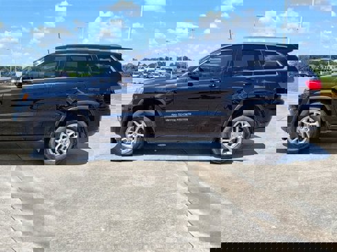 Used 2019 Jeep Grand Cherokee Laredo image 3