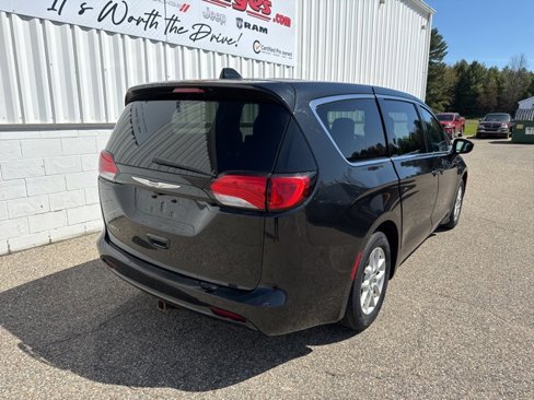 Used 2017 Chrysler Pacifica Touring image 9