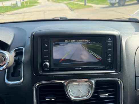 Used 2014 Chrysler Town & Country Touring image 15