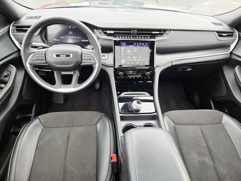 Used 2024 Jeep Grand Cherokee Altitude image 11