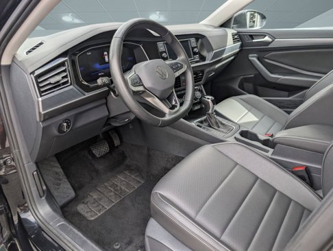 Used 2024 Volkswagen Jetta SE image 4