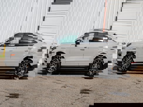 Certified 2022 Porsche Cayenne Platinum Edition image 2