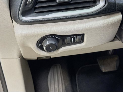 Used 2019 Chrysler Pacifica Touring-L image 10
