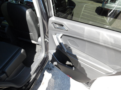 Used 2018 Volkswagen Tiguan SE w/ Panoramic Sunroof Package image 21