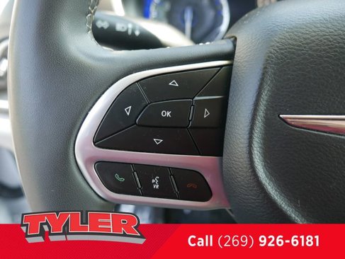 Used 2023 Chrysler Pacifica Touring-L image 28
