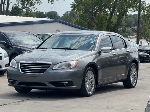 Used 2011 Chrysler 200 Limited image 1