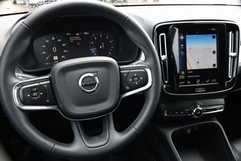 Used 2022 Volvo XC40 T5 Momentum image 16