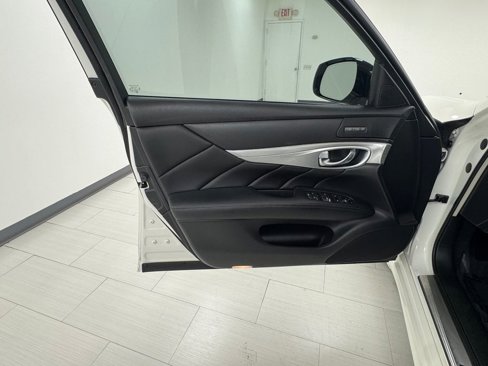 Used 2019 INFINITI Q70 Luxe image 9