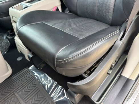 Used 2012 Chrysler Town & Country Touring-L w/ Driver Convenience Group image 22