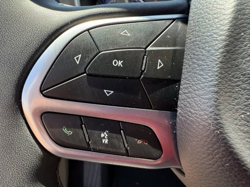 Used 2024 Chrysler Pacifica Touring-L image 18