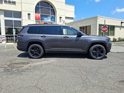 Used 2023 Jeep Grand Cherokee L Laredo image 32