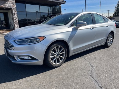 Used 2017 Ford Fusion SE image 2