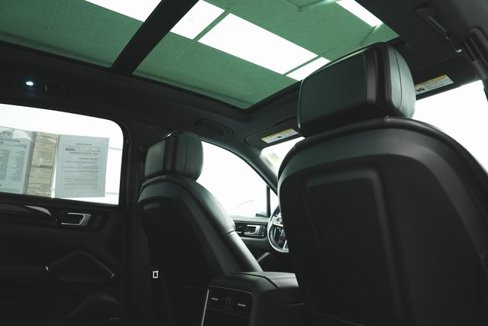 Used 2022 Porsche Cayenne w/ Premium Package image 33