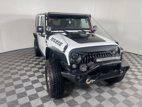 Used 2017 Jeep Wrangler Unlimited Rubicon w/ Connectivity Group image 4
