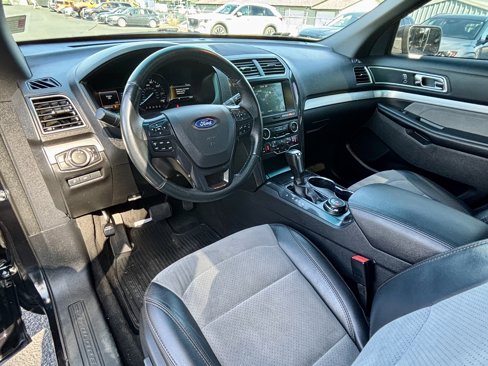 Used 2017 Ford Explorer XLT w/ XLT Technology Feature Bundle image 24