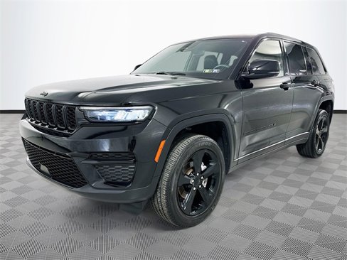 Used 2023 Jeep Grand Cherokee Altitude image 3