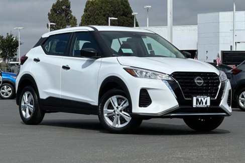 New 2025 Nissan Kicks Play S image 2