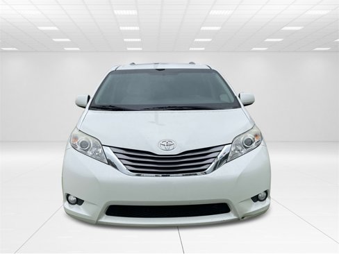 Used 2016 Toyota Sienna XLE image 2