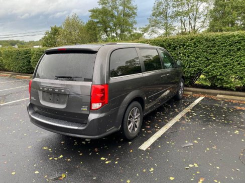 Used 2017 Dodge Grand Caravan SXT image 4