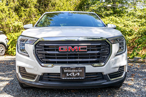 Used 2022 GMC Terrain SLE image 2