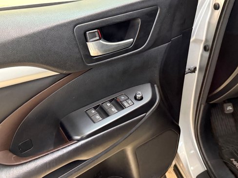 Used 2018 Toyota Highlander XLE image 27