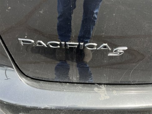 Used 2020 Chrysler Pacifica Touring-L image 32