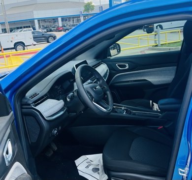 Used 2025 Jeep Compass Sport image 8