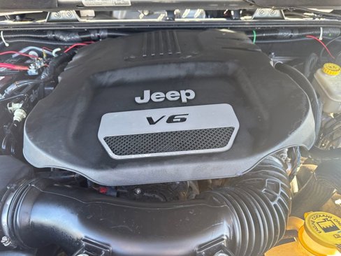 Used 2015 Jeep Wrangler Unlimited Sahara w/ Max Tow Package image 30