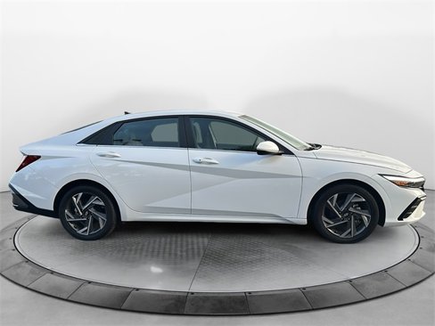 Used 2025 Hyundai Elantra SEL w/ Cargo Package image 8