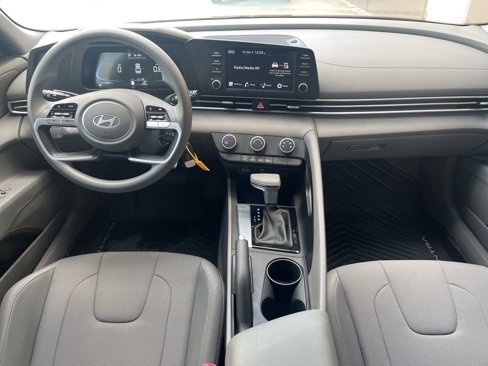 Certified 2025 Hyundai Elantra SE image 21