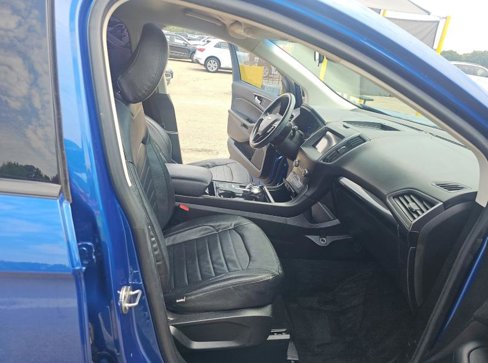 Used 2020 Ford Edge SE image 6