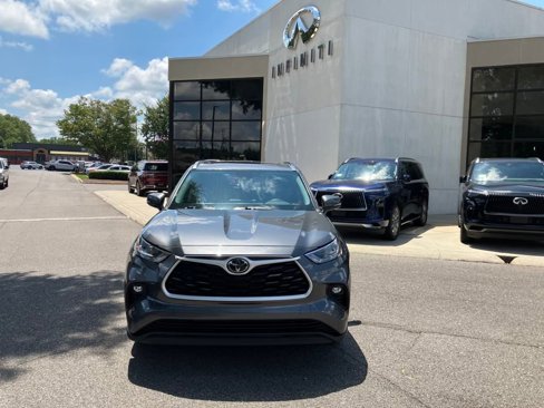 Used 2020 Toyota Highlander XLE image 3