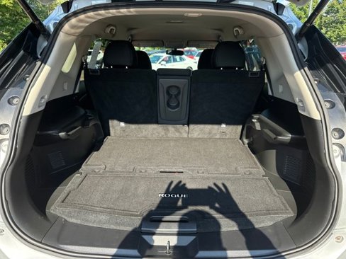 Used 2017 Nissan Rogue SV w/ SV Premium Package image 25