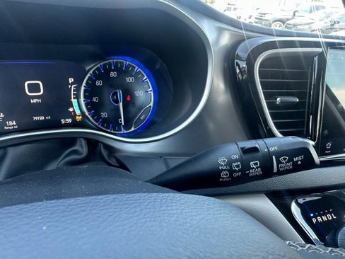 Used 2022 Chrysler Pacifica Touring-L image 36
