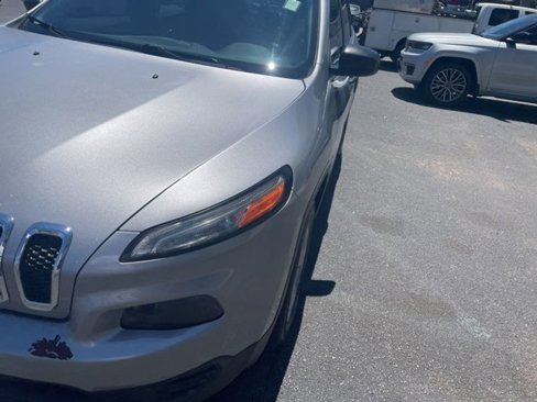 Used 2015 Jeep Cherokee Sport image 4