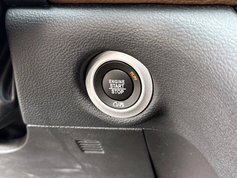 Used 2019 Chrysler Pacifica Limited w/ Tire & Wheel Group image 30