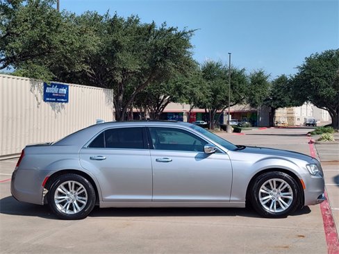 Used 2017 Chrysler 300 C image 2