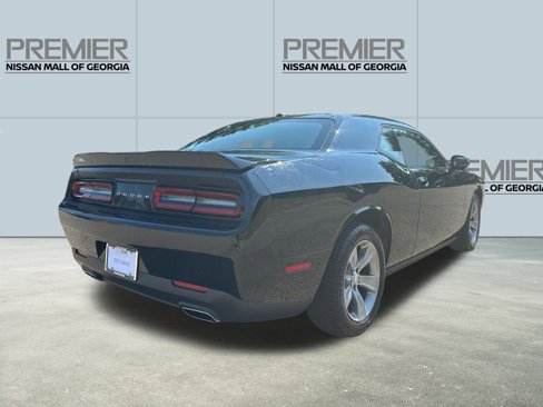 Used 2019 Dodge Challenger SXT image 5