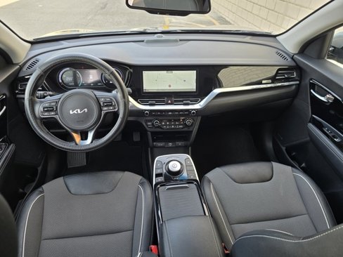 Used 2022 Kia Niro EX image 3