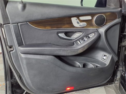 Used 2020 Mercedes-Benz GLC 300 4MATIC image 22