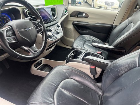 Used 2017 Chrysler Pacifica Touring-L image 16
