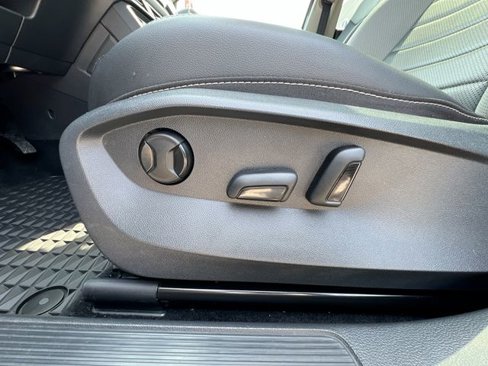 Used 2022 Volkswagen Taos SEL image 12