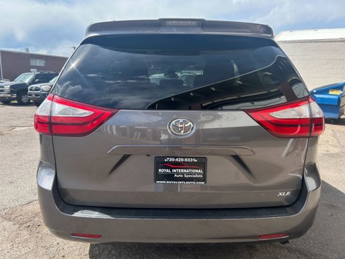 Used 2018 Toyota Sienna XLE image 4